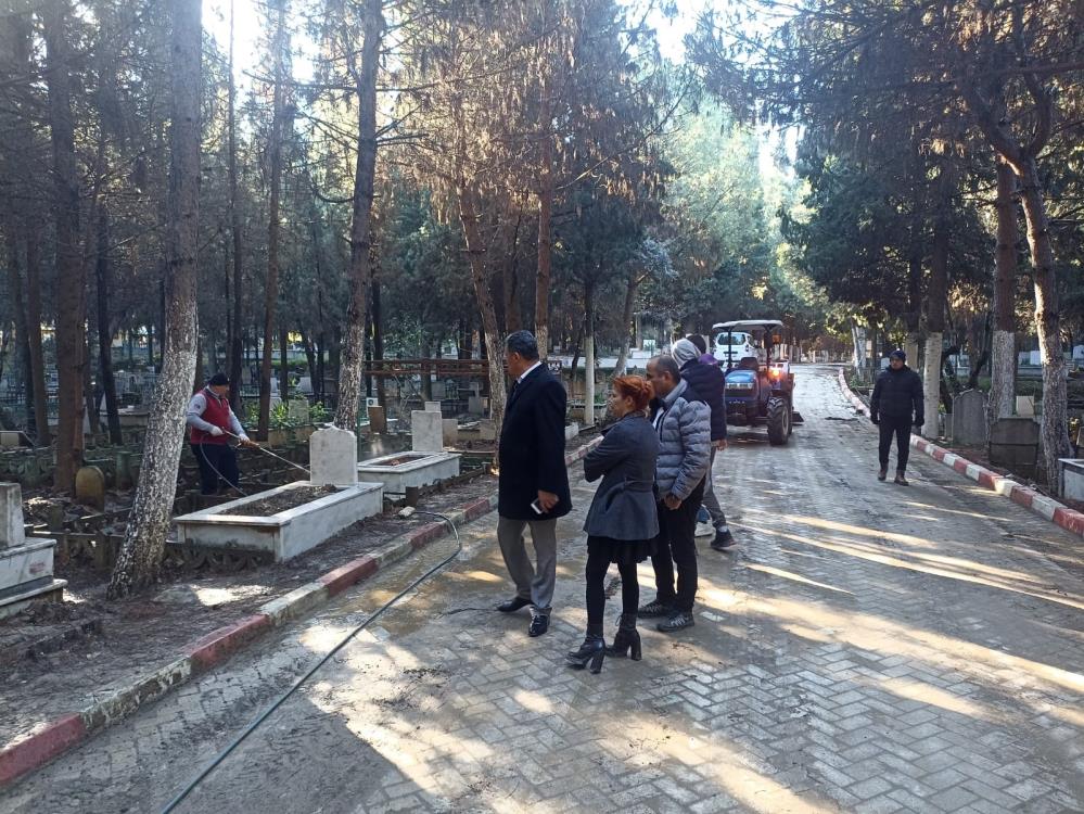 Turgutlu'da mezarlıklar temizlendi