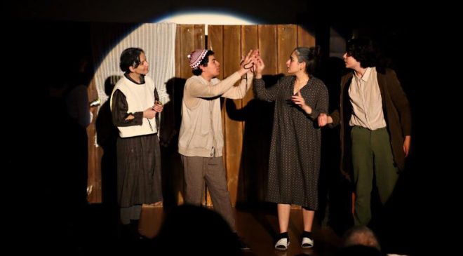 Turgutlu’da tiyatro etkinliği | AKM Lise Tiyatro Ekibi ayakta alkışlandı