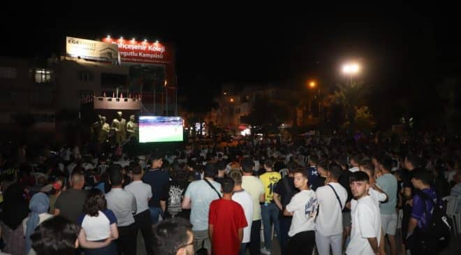 Turgutlu’da milli maç heyecanı sürüyor |Dev ekranda maç keyfi